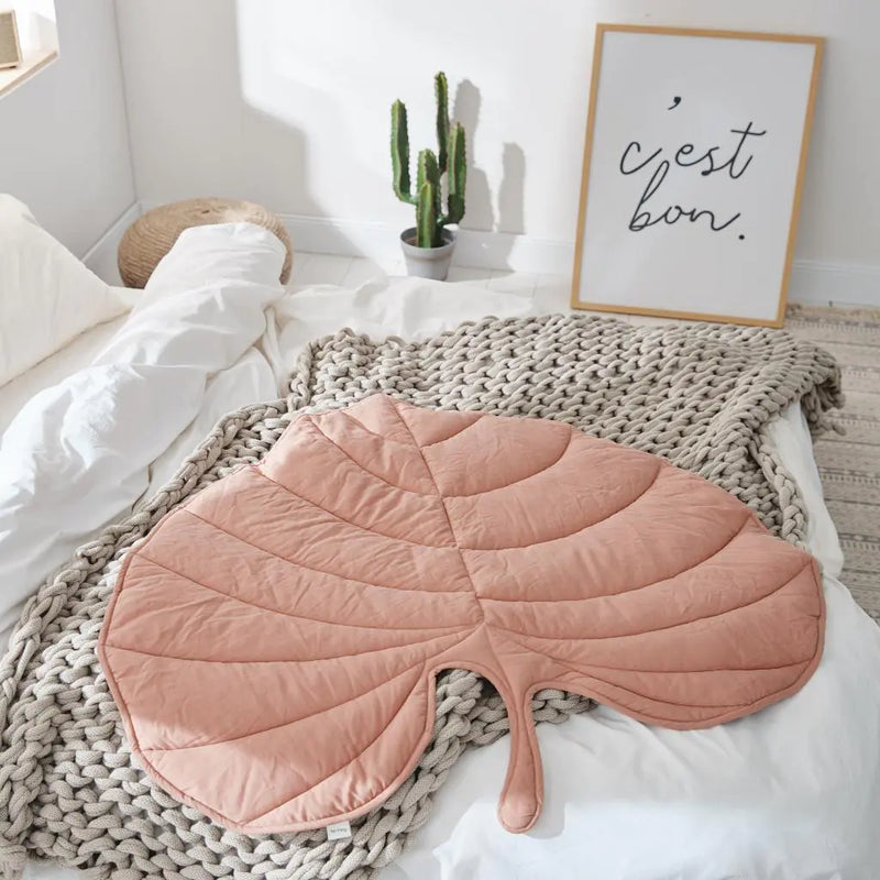 Leaf-Shaped Floor Kennel Pad & Blanket